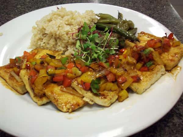 fish with rice, green beans and salsa