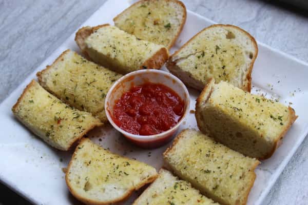 Garlic bread and red sauce