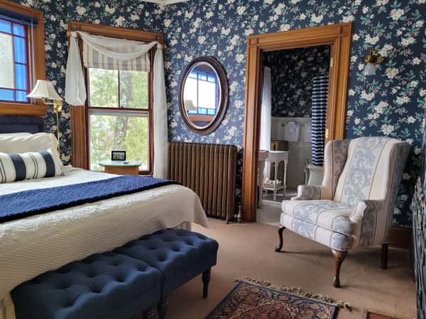 Victorian Mansion Suite