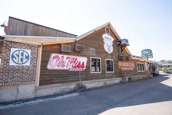 Side exterior view of Jake & Rip's barbecue restaurant building in Grenada, Mississippi.