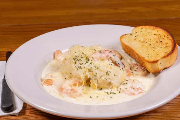 Shrimp and grits with creamy sauce and toast at Jake & Rip's in Grenada, Mississippi.