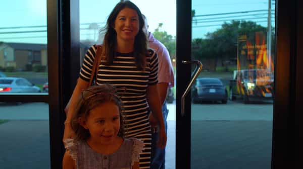 woman and her daughter coming into the restaurant