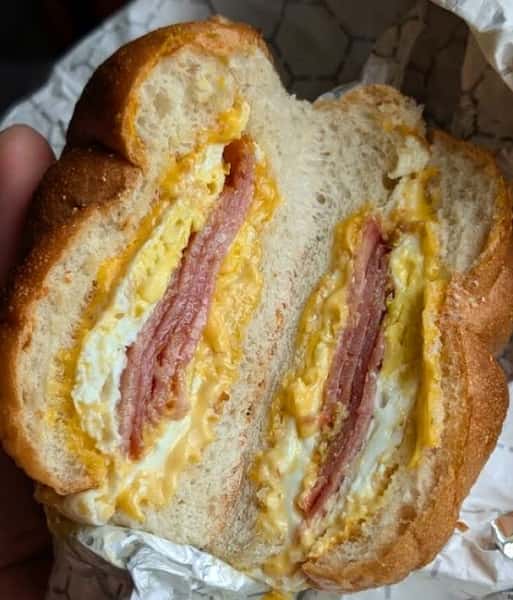 What’s your favorite Newberry Café breakfast sandwich? Share in the comments 💬🤭

#newberrycafeandbakery #belairmd #harfordcounty #localbakery #breakfastsandwhich