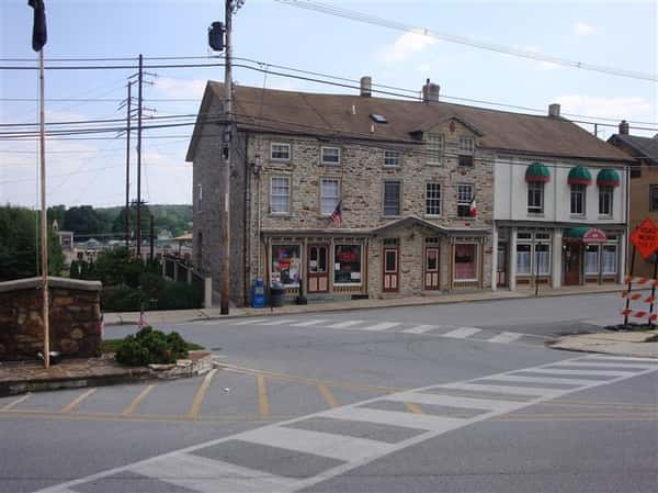 exterior brick building of rocco & anna's ristorante italiano near a street