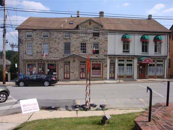 exterior brick building of rocco & anna's ristorante italiano near a street