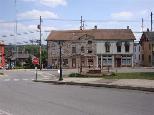 exterior brick building of rocco & anna's ristorante italiano near a street