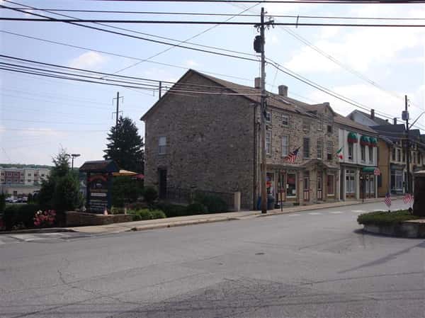 exterior brick building of rocco & anna's ristorante italiano near a street