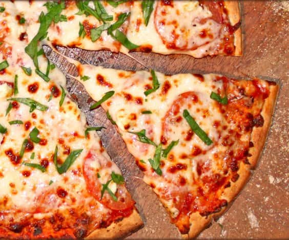 Cheese and pepper pizza