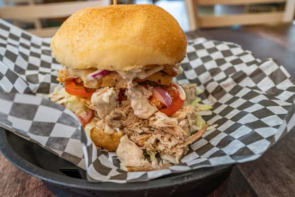 Dagwood doesn't hold back—ham, turkey, chicken, cheddar, swiss, bread & butter pickles, lettuce, tomato, cucumber, sweet grilled green peppers, onions, cole slaw, dill pickles and olives stacked on a white kaiser bun for a seriously loaded bite 🥪 Come hungry for this handcrafted classic.
#KnuckleSandwiches #Dagwood #Sandwiches #Lunch #goodfood