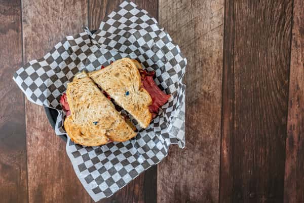 Pastrami Reuben brings the kind of stacked, satisfying bite that keeps lunch on your mind long after the last bite—warm, hearty, and built with the fresh-made care Knuckle Sandwiches is known for 🥪 Come hungry and let Pastrami Reuben do the rest.
#KnuckleSandwiches #PastramiReuben #Sandwiches #Lunch #mesaaz