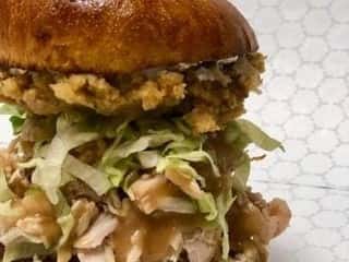 Turkey Cranberry has become a go-to for good reason—tender turkey, cranberry sauce, crisp lettuce, house made stuffing, and turkey gravy all stacked on a soft brioche bun for a bold, comforting bite guests keep coming back for 🥪✨
#KnuckleSandwiches #TurkeyCranberry #Thanksgiving #Sandwiches #lunch #comfortfood