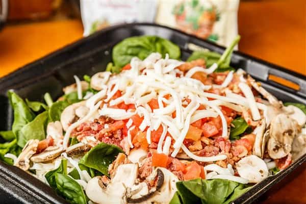 Salad with Spinach, cheese, tomato, mushrooms and bacon