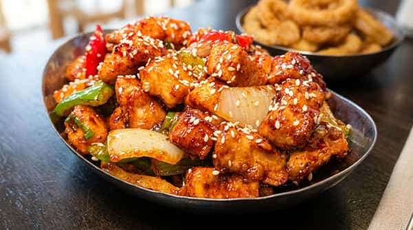Crispy paneer pieces tossed with peppers, onions and a glossy sweet and spicy chilli sauce.