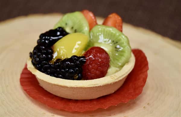 mini fruit tart with assorted fruits and custard