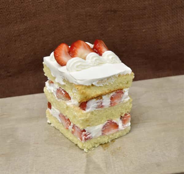 emparedado cake with strawberries