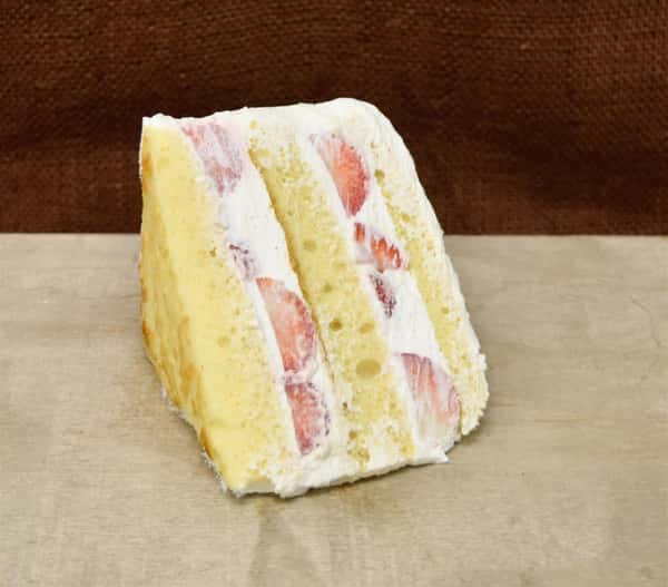 emparedado cake with strawberries cut in half