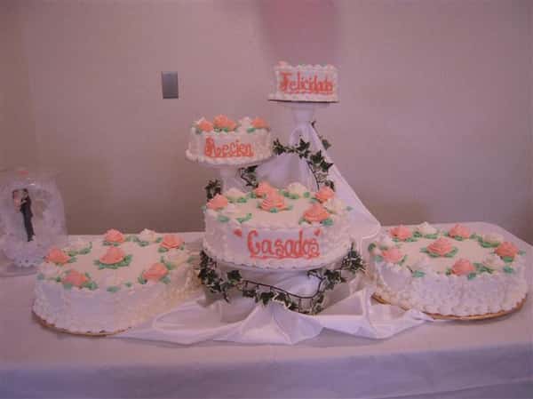 5 seperate layer cakes being displayed