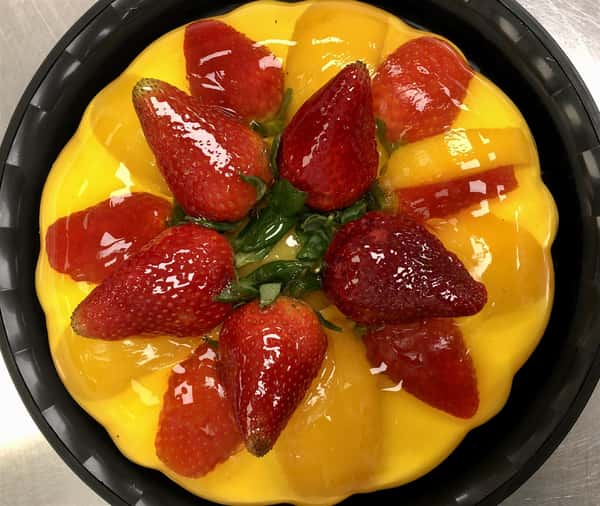 gelatina with mangoes and strawberries on top