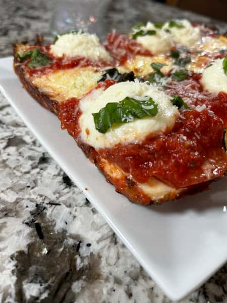 Fresh mozzarella blend, basil, vine-ripened peeled tomato sauce, oregano and parmesan cheese.