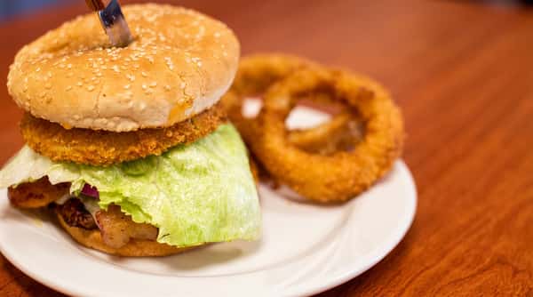 burger-onion-rings_