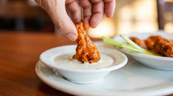 chicken-wing-dipping_