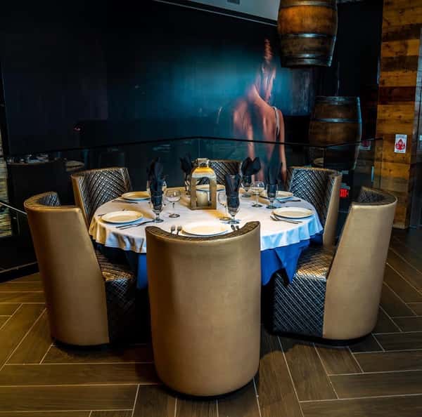 Reserve Lounge dining table