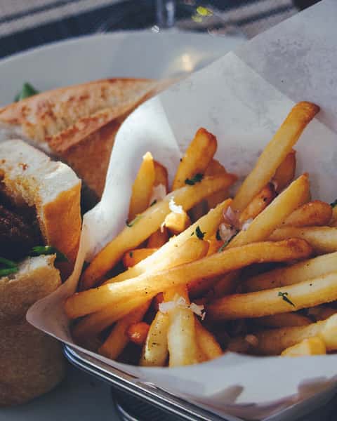 There are French fries… and then there are pommes frites.

Golden, crisp, impossibly addictive, and served the way the French intended — alongside a proper steak, tucked beside a baguette sandwich, or waiting patiently for their highest calling: being dragged through sauce.

Béarnaise. Bordelaise. Peppercorn. Moules Rabelais. Whatever is left on the plate.

At Café Rabelais, the fries are never just a side.

They are part of the ritual.

#frenchrestaurant  #houstontexas #ricevillage  #riceuniversity #winebar