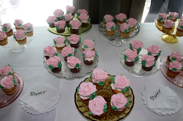 Cupcakes decorated with pink roses