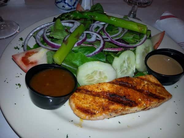 Grilled salmon filet with side salad