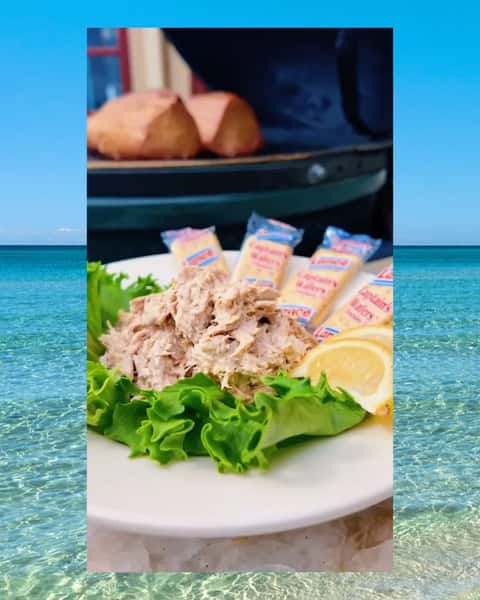 The secret’s in the smoke. 🔥🐟
Our famous Smoked Tuna Dip starts right here, smoked in-house on the Big Green Egg for that rich, signature smoky flavor.
A little extra time, a whole lot of flavor and one Surf Hut favorite you won’t want to skip! 🌊