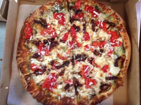 feta tomato and chicken pizza