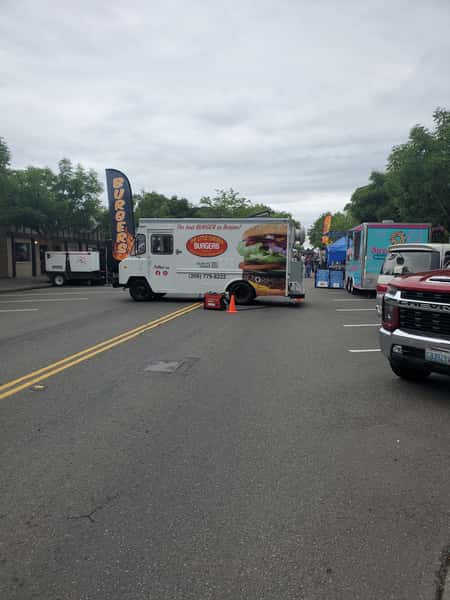 Far away shot of food truck in parking lot