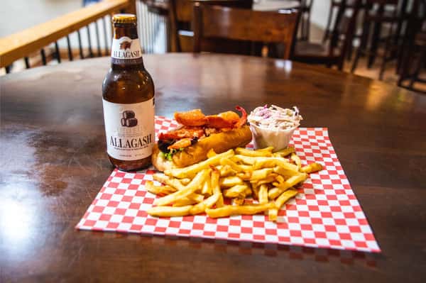 lobster roll and beer