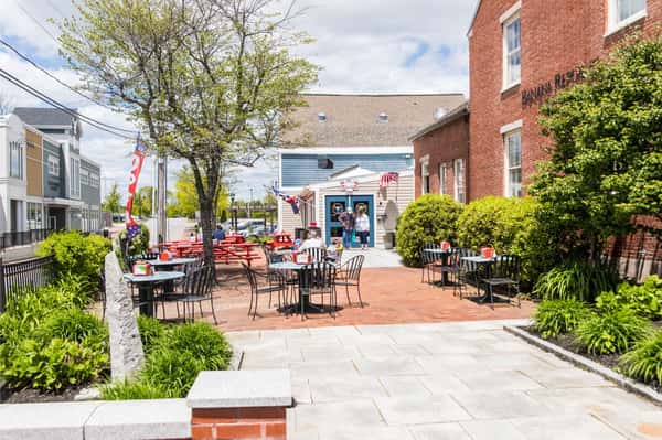 Gallery Lobster Cooker and Pub Seafood Restaurant in Freeport, ME