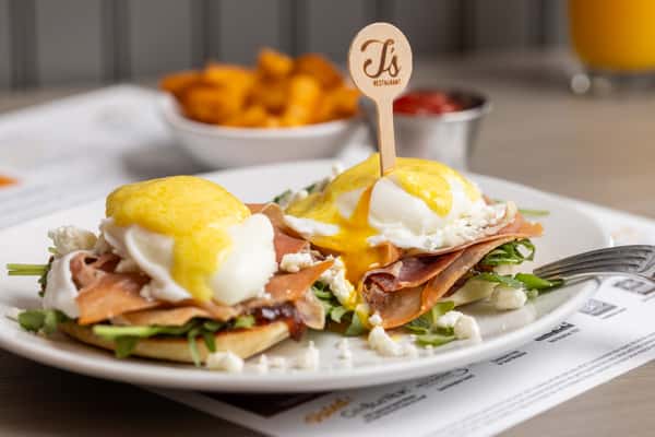 PROSCIUTTO GOAT + FIG EGGS BENEDICT 🌷