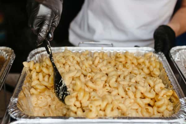 tray of mac n cheese