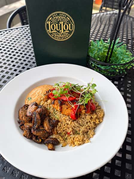 🍽️ Friday lunch deserves better than the usual.

Today’s special is smothered chicken topped with roasted red peppers and caramelized onions, served over dirty rice with sautéed mushrooms and house made rémoulade.

Come see us for lunch in Middletown!