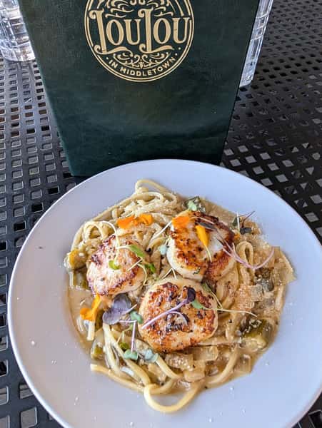 🍝 Middletown, we put a little Louisiana in your Wednesday.

Cajun scallop scampi with sautéed onion and okra, white wine, and lemon butter tossed with linguine, then topped with seared scallops and Pecorino.

On special all day. Come see us!