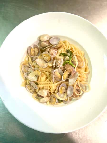 Linguine with Red or White Clam Sauce