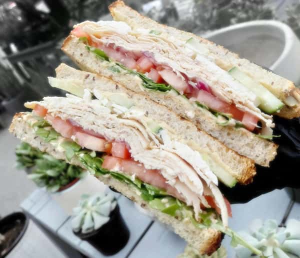 Meet your new lunch obsession: Greek-inspired grilled chicken on wheat, loaded with hummus, crisp cucumber, tomato, red onion, and feta. Fresh, herby, and way too good to share. ✨
