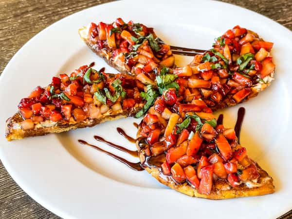 STRAWBERRY & GOAT CHEESE BRUSCHETTA