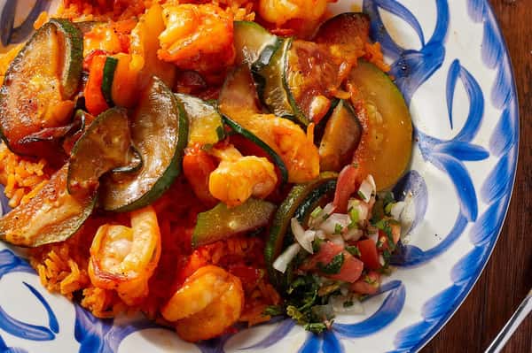 grilled shrimp and vegetables over spanish rice with pico de gallo