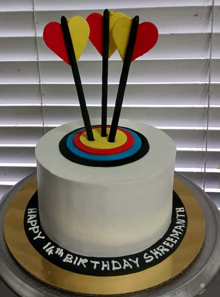 arrow theme cake from chennai cafe