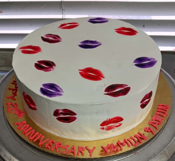 Anniversay theme cake from chennai cafe