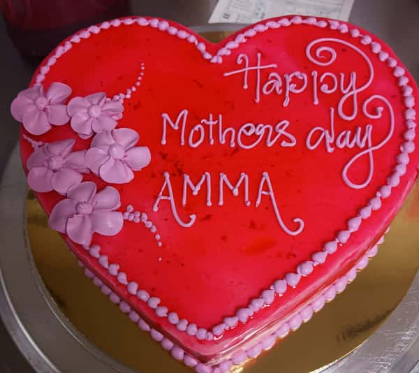 Heart theme cake from Chennai Cafe 