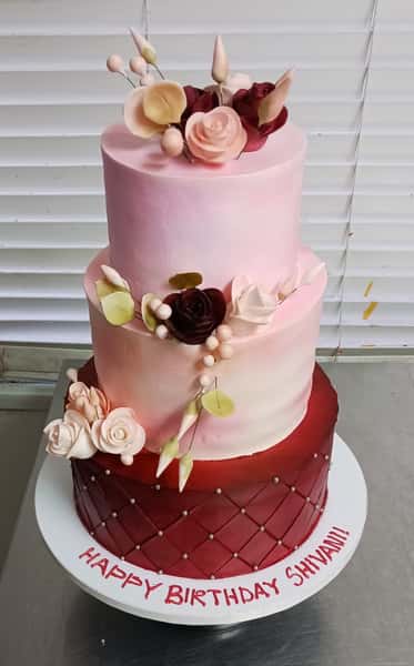 Elegant flowers cake from Chennai Cafe