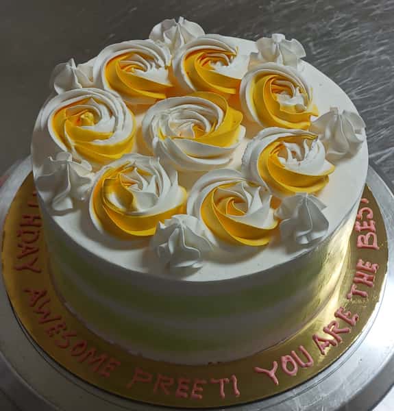 Flower theme cake from Chennai Cafe