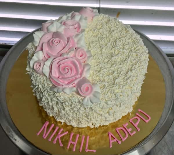 modern design cake from Chennai Cafe