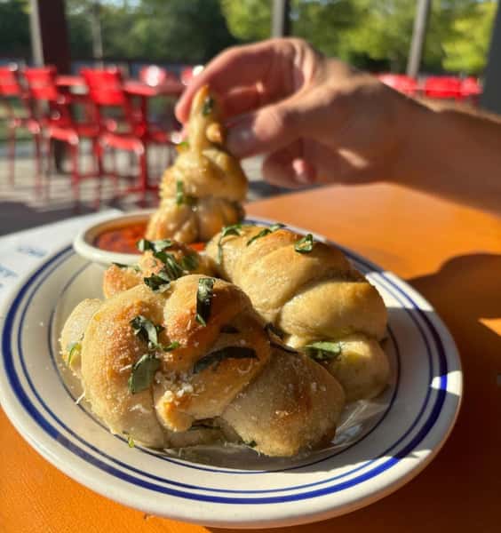 GARLIC KNOTS