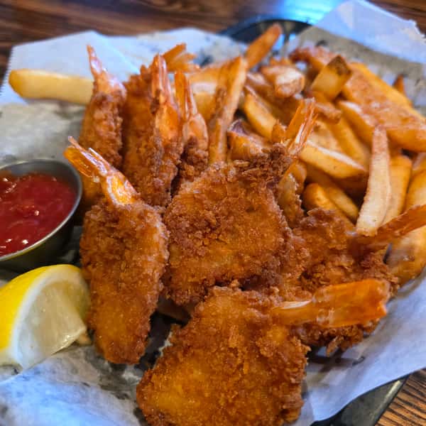 Eight crispy butterfly shrimp served with fries and a side of cocktail sauce 🍤

Available 2/10 -2/15 or while supplies last